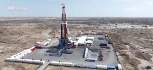 В пустыне Китая бурят скважину